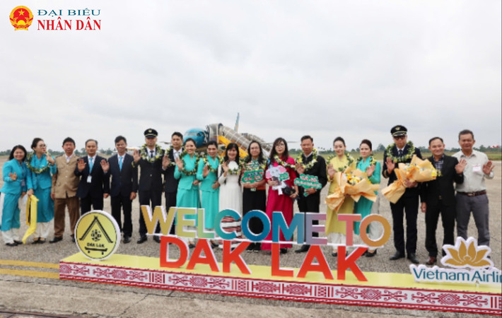 Lãnh đạo Sở Văn hóa, Thể thao và Du lịch tỉnh Đắk Lắk cùng phi hành đoàn và đoàn khách đầu tiên đến Đắk Lắk nhân dịp Tết Dương lịch năm 2025 7-9217.jpg