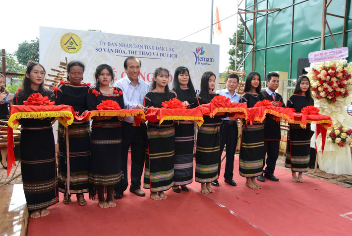 Cắt băng công bố điểm đến du lịch cộng đồng buôn Tơng Jŭ, xã Ea Kao (TP. Buôn Ma Thuột) 6d540d4756e0efbeb6f1-905.jpg
