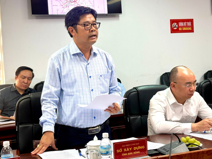 Giám đốc Sở Xây dựng tỉnh Đắk Nông Phan Nhật Thanh trình bày báo cáo Giám đốc Sở Xây dựng tỉnh Đắk Nông Phan Nhật Thanh trình bày báo cáo