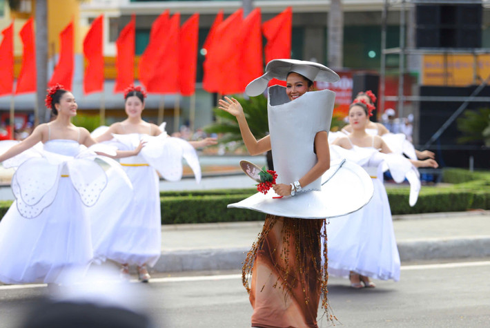 Hoa hậu H Hen Niê trong trang phục "phin cà phê" n6.jpg