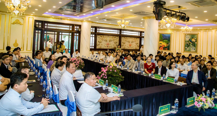 Các đại biểu lắng nghe tham luận của các chuyên gia trong ngành cà phê t4.jpg