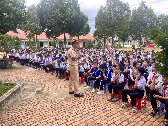 CSGT tuyên truyền phổ biến kiến thức về toàn toàn giao thông cho học sinh 33653f542afc92a2cbed.jpg