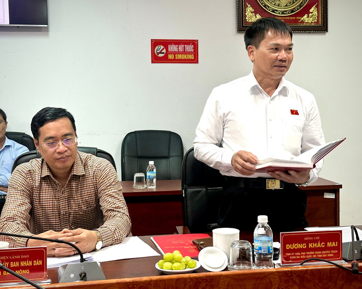 Phó Trưởng đoàn chuyên trách Đoàn ĐBQH tỉnh Đắk Nông Dương Khắc Mai phát biểu ý kiến Phó Trưởng đoàn chuyên trách Đoàn ĐBQH tỉnh Đắk Nông Dương Khắc Mai phát biểu ý kiến