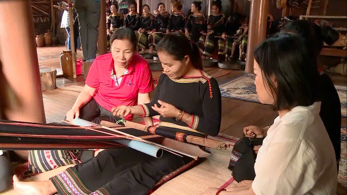 Buôn Tơng Jŭ đón khách tham quan, trải nghiệm tìm hiểu nghề dệt thổ cẩm truyền thống của đồng bào Ê Đê bb8034f96f5ed6008f4f-296.jpg