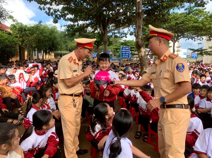 Lực lượng CSGT Đắk Lắk tuyên truyền luật giao thông đường bộ và đội mũ bảo hiểm đúng cách cho học sinh trên địa bàn 6a3ae7795febe7b5befa.jpg