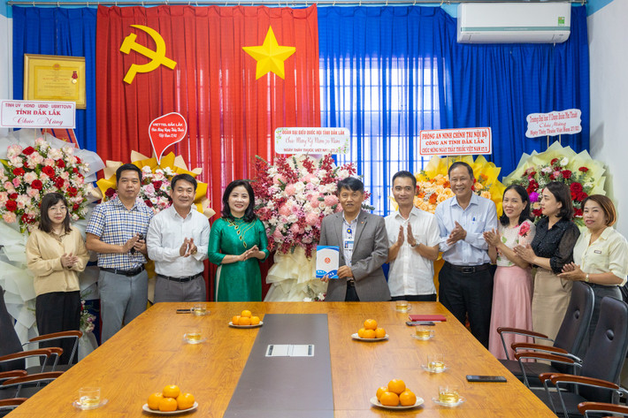 Đoàn ĐBQH tỉnh Đắk Lắk tặng hoa chúc mừng Bệnh viện Y học cổ truyền Đắk Lắk. Ảnh: Hoàng Gia gial3813.jpg