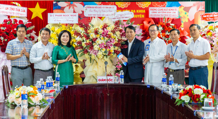 Đoàn ĐBQH tỉnh Đắk Lắk tặng hoa chúc mừng Bệnh viện Đa khoa vùng Tây Nguyên. Ảnh: Hoàng Gia gial3806.jpg