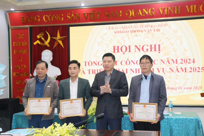 Sở Giao thông vận tải đã tặng Giấy khen cho 9 tập thể, 17 cá nhân có thành tích xuất sắc năm 2024. Ảnh: T.Tâm Sở Giao thông vận tải đã tặng Giấy khen cho 9 tập thể, 17 cá nhân có thành tích xuất sắc năm 2024. Ảnh: T.Tâm