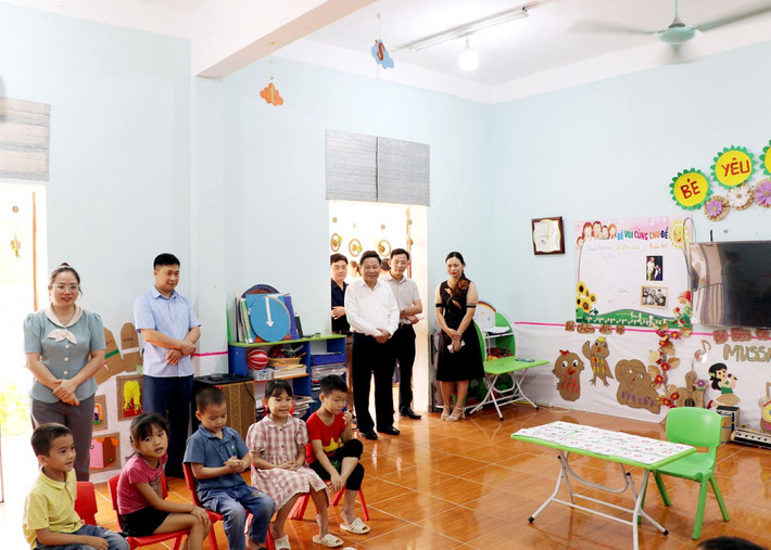 Đoàn giám sát tình hình kết quả triển khai chính sách, pháp luật về giáo dục và đào tạo tại Trường Mầm non Lạc Nông (Bắc Mê). Ảnh: Hoàng Tuyến Đoàn giám sát tình hình kết quả triển khai chính sách, pháp luật về giáo dục và đào tạo tại Trường Mầm non Lạc Nông (Bắc Mê). Ảnh: Hoàng Tuyến