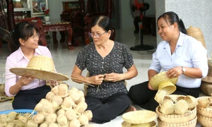 Cán bộ NHCSXH luôn kiểm tra, động viên các hộ vay vốn