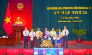 Lãnh đạo HĐND thành phố tặng hoa các Uỷ viên UBND thành phố được miễn nhiệm và bổ sung