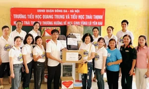 Trưởng Tiểu học Thái Thịnh và Tiểu học Quang Trung, Hà Nội, trao tặng quà cho học sinh bị lũ lụt ở thành phố Yên Bái