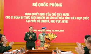 Thượng tướng Phùng Sĩ Tấn, Phó Tổng Tham mưu trưởng Quân đội nhân dân Việt Nam tặng hoa cho sĩ quan lên đường thực hiện nhiệm vụ. Ảnh: Nam Trần