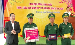 Phó Chủ tịch Quốc hội, Thượng tướng Trần Quang Phương thăm, chúc Tết tại huyện biên giới Ngọc Hồi, Kon Tum