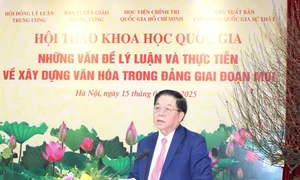 Ủy viên Bộ Chính trị, Bí thư Trung ương Đảng, Trưởng ban Tuyên giáo Trung ương Nguyễn Trọng Nghĩa phát biểu tại Hội thảo