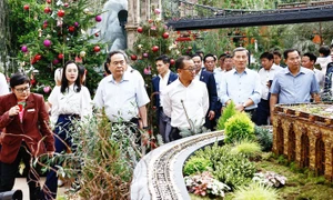 Chủ tịch Quốc hội Trần Thanh Mẫn và Chủ tịch Quốc hội Singapore Seah Kian Peng tham quan Garden By The Bay