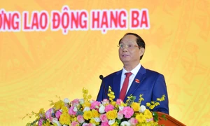 Phó Chủ tịch Quốc hội, Thượng tướng Trần Quang Phương thăm, tặng quà cho các hộ gia đình nghèo, gia đình chính sách tại xóm Tân Thành, xã Yên Trị, huyện Yên Thủy