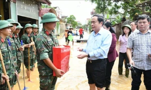 Chủ tịch Quốc hội Trần Thanh Mẫn thăm, tặng quà, động viên nhân dân khắc phục hậu quả lũ lụt tại tỉnh Thái Nguyên