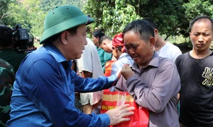 Quyền Bí thư Tỉnh uỷ Nguyễn Mạnh Dũng tặng quà cho người dân thôn Đồng Tâm, xã Yên Thành, huyện Quang Bình