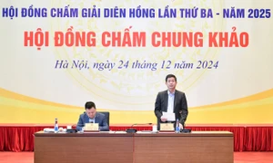 Hội đồng chấm chung khảo Giải Diên Hồng lần thứ III - năm 2025 bỏ phiếu đánh giá các tác phẩm vào vòng chung khảo