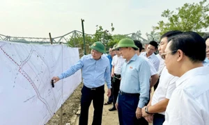 Chủ tịch HĐND thành phố Nguyễn Ngọc Tuấn giám sát công tác quy hoạch, quản lý đất đai, trật tự xây dựng khu vực bãi sông trên địa bàn quận Ba Đình.