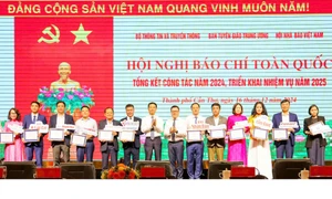 Đại diện các cơ quan báo chí đạt mức xuất sắc trong chuyển đổi số chụp ảnh lưu niệm