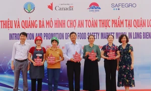 Giới thiệu và quảng bá mô hình chợ an toàn thực phẩm tại quận Long Biên