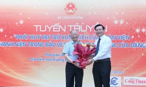 Hiệu trưởng Trường Đại học Điện lực, PGS.TS Đinh Văn Châu tặng hoa cảm ơn diễn giả, GS.TS Hoàng Chí Bảo