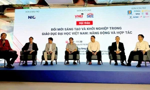 Các đại biểu thảo luận tại hội thảo.