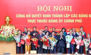 Thủ tướng Phạm Minh Chính trao quyết định thành lập 15 đảng bộ thuộc Đảng ủy Chính phủ