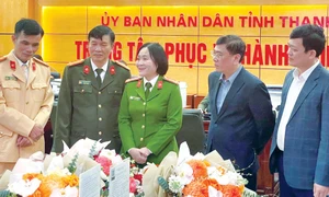 Lãnh đạo Công an tỉnh Thanh Hóa kiểm tra công tác giải quyết thủ tục hành chính cho công dân tại Trung tâm hành chính công của tỉnh