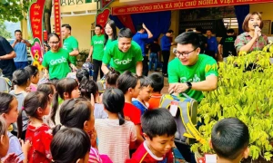 Đại diện Grab Việt Nam trao quà là đồ dùng học tập cho các em học sinh tại các điểm trường khó khăn trên địa bàn huyện Si Ma Cai, Lào Cai. 