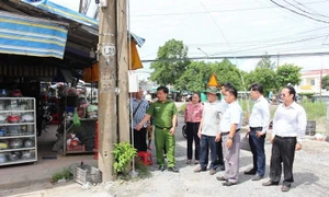 Đoàn khảo sát thực tế phương án phòng cháy chữa cháy tại chợ An Long, huyện Tam Nông