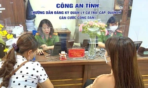 Người dân làm thủ tục hành chính tại Trung tâm Phục vụ hành chính công tỉnh Yên Bái