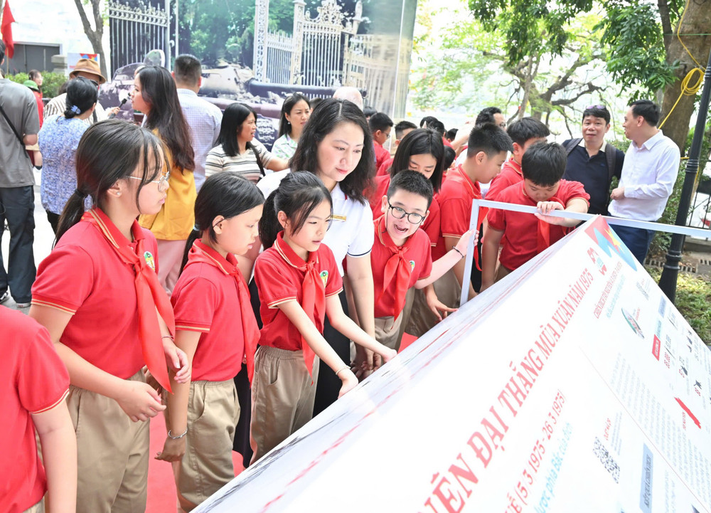 Các cháu học sinh tham quan Triển lãm tương tác kỷ niệm 50 năm Ngày Giải phóng miền Nam, thống nhất đất nước cac-chau-hoc-sinh-tham-quan-trien-lam.jpg