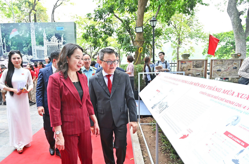 Phó Chủ tịch Nước Võ Thị Ánh Xuân và các đại biểu tham quan Triển lãm tương tác kỷ niệm 50 năm Ngày Giải phóng miền Nam, thống nhất đất nước pctn-vothianhxuan-thamquan-trienlam.jpg