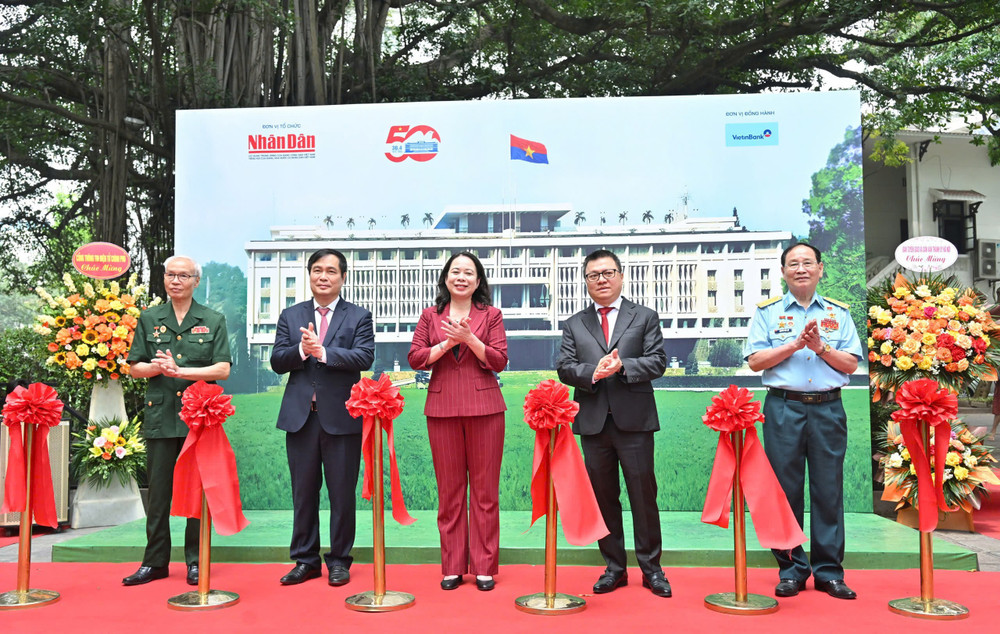 Phó Chủ tịch nước Võ Thị Ánh Xuân cùng các đại biểu tại lễ cắt băng khai mạc Triển lãm tương tác kỷ niệm 50 năm Ngày Giải phóng miền Nam, thống nhất đất nước. pctn-vothianhxuan-du-trienlam2.jpg