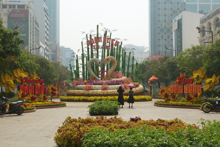 Đường hoa Nguyễn Huệ Tết Ất Tỵ 2025 sử dụng hơn 109.000 giỏ hoa đa dạng, tạo nên không gian rực rỡ sắc xuân 4.jpg