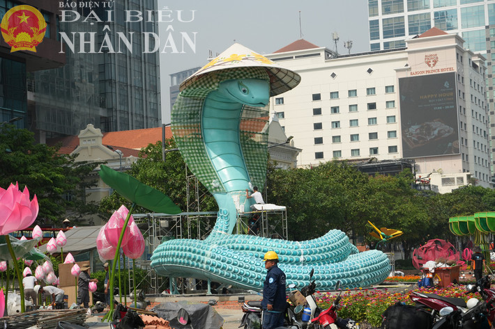 Công nhân đang gấp hoàn thiện linh vật rắn hổ mang chúa trên đường hoa Nguyễn Huệ dbnd_tl_23.jpg