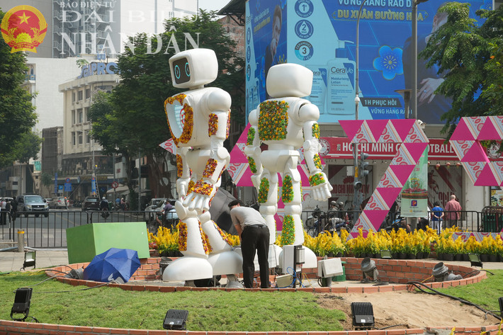 Hai chú robot Bông có thể cử động tay, đầu và có khuôn mặt là màn hình Led với biểu cảm vui vẻ, nụ cười thật tươi cùng những câu chúc mừng năm mới đến tất cả khách du Xuân trên đường hoa Nguyễn Huệ dbnd_tl_dsc01078.jpg