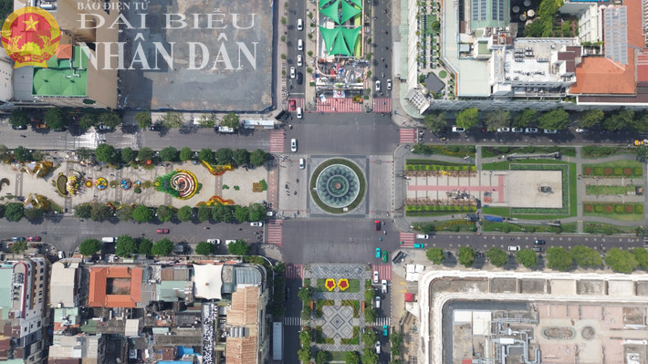 Bùng binh Cây Liễu ở giao lộ Nguyễn Huệ - Lê Lợi là bùng binh đầu tiên ở TP. Hồ Chí Minh dbnd_tl_dji-0610.jpg