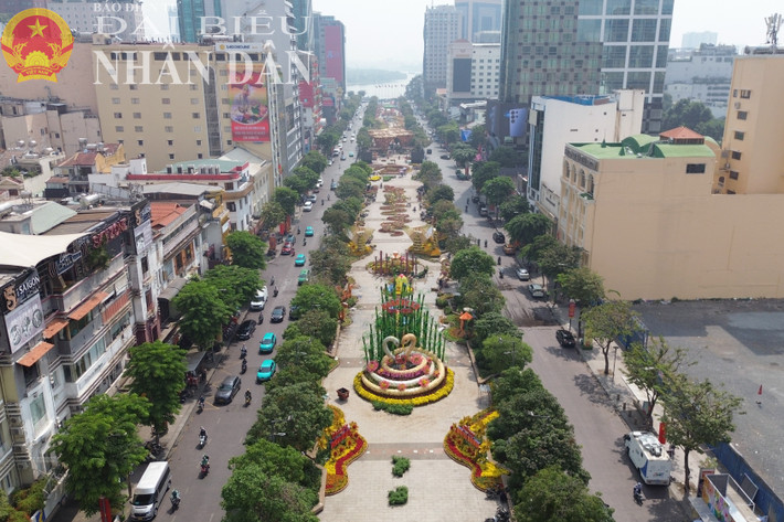 Toàn cảnh đường hoa Nguyễn Huệ Tết Ất Tỵ 2025 tại Quận 1, TP. Hồ Chí Minh dbnd_tl_dji-0600.jpg