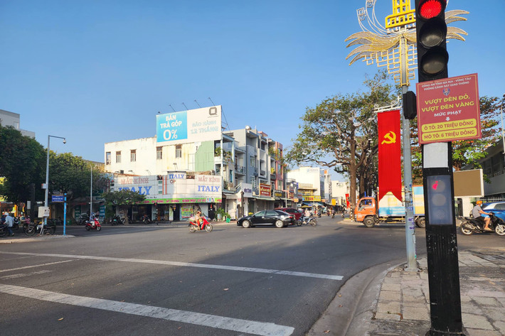 Áp phích tuyên truyền về mức phạt cao giúp hạn chế tình trạng vượt đèn đỏ tại các tuyến đường lớn gt-vt-1.jpg