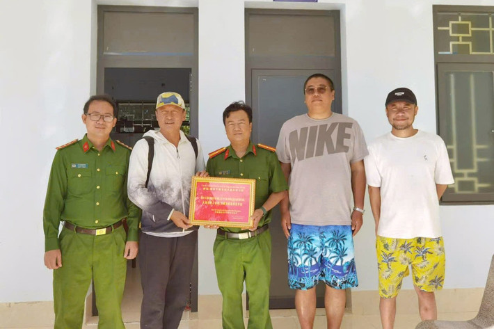 Công an xã Vĩnh Tân, huyện Tuy Phong, tỉnh Bình Thuận chụp hình với các thuỷ thủ tàu Quin Huang Dao của Trung Quốc z6187124950697-0faaca4e090c4f07d75a2546a2ba2f34.jpg
