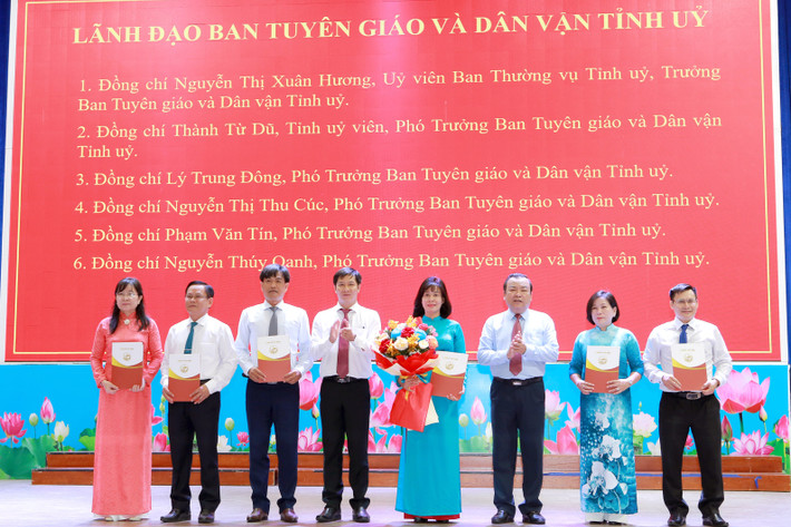 Bí thư Tỉnh ủy Tây Ninh Nguyễn Thành Tâm trao quyết định hợp nhất Ban Tuyên giáo Tỉnh uỷ và Ban Dân vận Tỉnh uỷ thành Ban Tuyên giáo và Dân vận Tỉnh uỷ. Ảnh: Đảng bộ tỉnh Tây ninh tay-ninh-tinh-gon-bo-may-1.jpg
