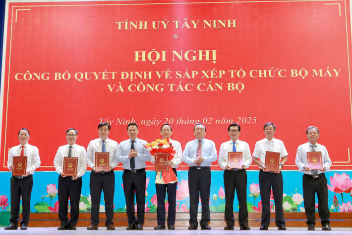 Chủ tịch UBND tỉnh Tây Ninh Nguyễn Thanh Ngọc trao quyết định hợp nhất Sở Thông tin và Truyền thông và Sở Khoa học và Công nghệ thành Sở Khoa học và Công nghệ, Ảnh: Đảng bộ tỉnh Tây ninh tay-ninh-tinh-gon-bo-may-2.jpg