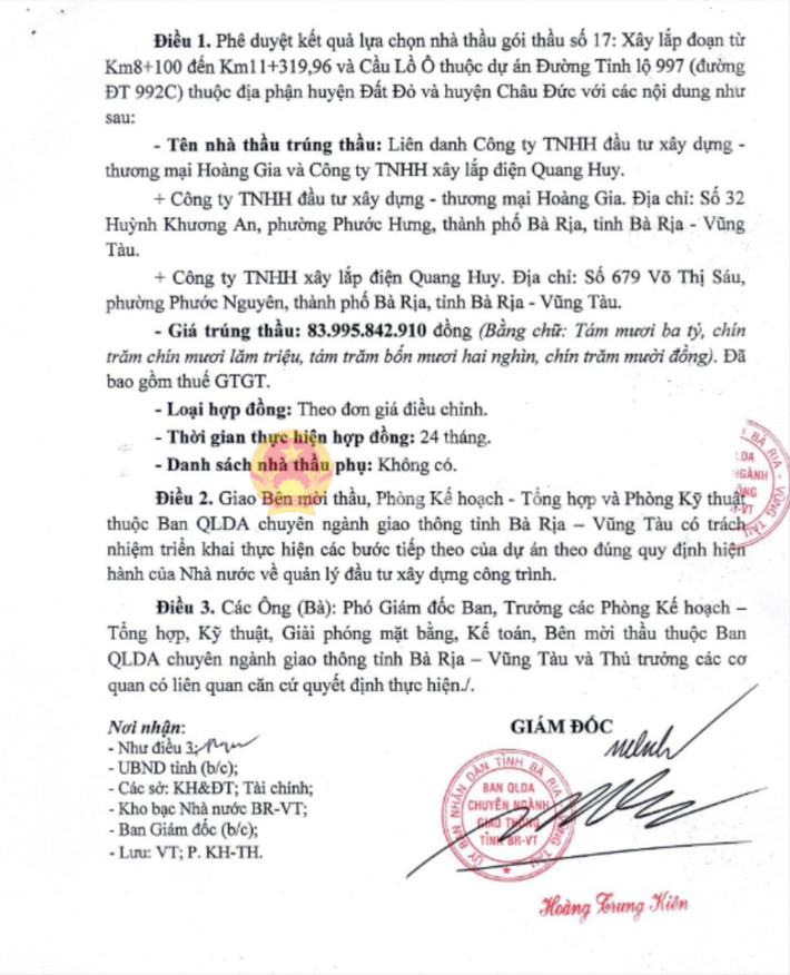 Ông Hoàng Trung Kiên – Giám đốc Ban QLDA CN giao thông tỉnh Bà Rịa – Vũng Tàu ký quyết định phê duyệt cho liên danh của Công ty Quang Huy trúng gói thầu giá gần 84 tỷ đồng với tỷ lệ tiết kiệm khoảng 0,3% anh QH - 6.jpg