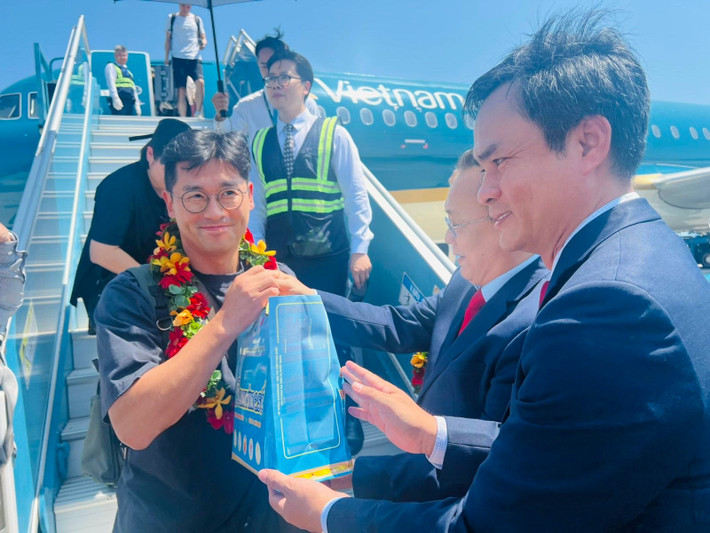 Toàn bộ hành khách trên chuyến bay đều nhận được những món quà lưu niệm đặc biệt từ hãng. Ảnh: VNA toan-bo-hanh-khach-tren-chuyen-bay-deu-nhan-duoc-nhung-mon-qua-luu-niem-dac-biet-tu-hang-anh-vna-4191.jpg