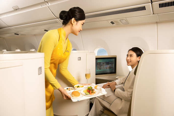 Dịch vụ của Vietnam Airlines không chỉ mang tới trải nghiệm tiện nghi, hiện đại mà còn mang đậm dấu ấn văn hóa Việt Nam. Ảnh VNA anh-3-dich-vu-cua-vietnam-airlines-khong-chi-mang-toi-trai-nghiem-tien-nghi-hien-dai-ma-con-mang-dam-dau-an-van-hoa-viet-nam-anh-vna.jpg