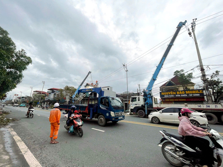 Đội xung kích Công ty Điện lực Thanh Hóa phối hợp cùng công nhân Điện lực thành phố Uông Bí (Công ty Điện lực Quảng Ninh) xử lý sự cố cột điện bị hư hỏng do bão số 3 làm đổ cây. Ảnh: NPC Đội xung kích Công ty Điện lực Thanh Hóa phối hợp cùng công nhân Điện lực thành phố Uông Bí (Công ty Điện lực Quảng Ninh) xử lý sự cố cột điện bị hư hỏng do bão số 3 làm đổ cây vào..jpg